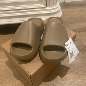 Yeezy slide size 6 (adult) color: Ochre